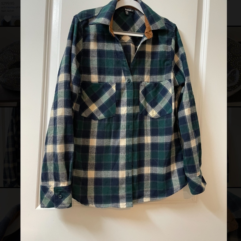 Hailee C
Long sleeve button-down shirt
100% cotton 
XS PETITE